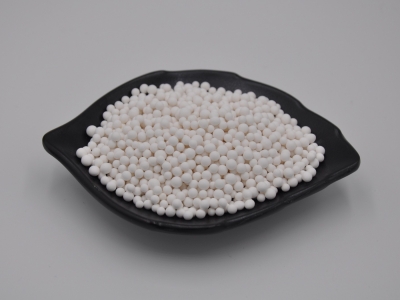 Macroporous alumina microspheres